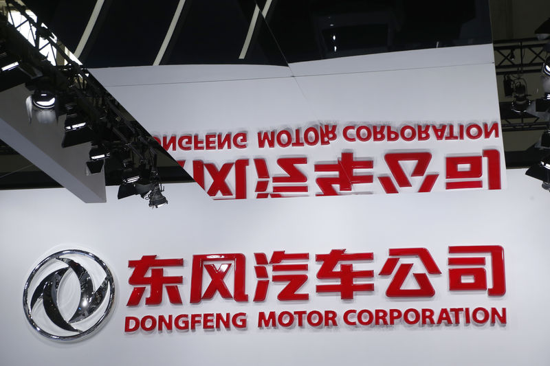 © Reuters. The logo of Dongfeng Motor Corp is pictured at the Auto China 2016 auto show in Beijing