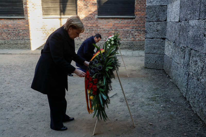 © Reuters. German Chancellor Angela Merkel and Polish Prime Minister Mateusz Morawiecki visit the Auschwitz-Birkenau memorial and museum