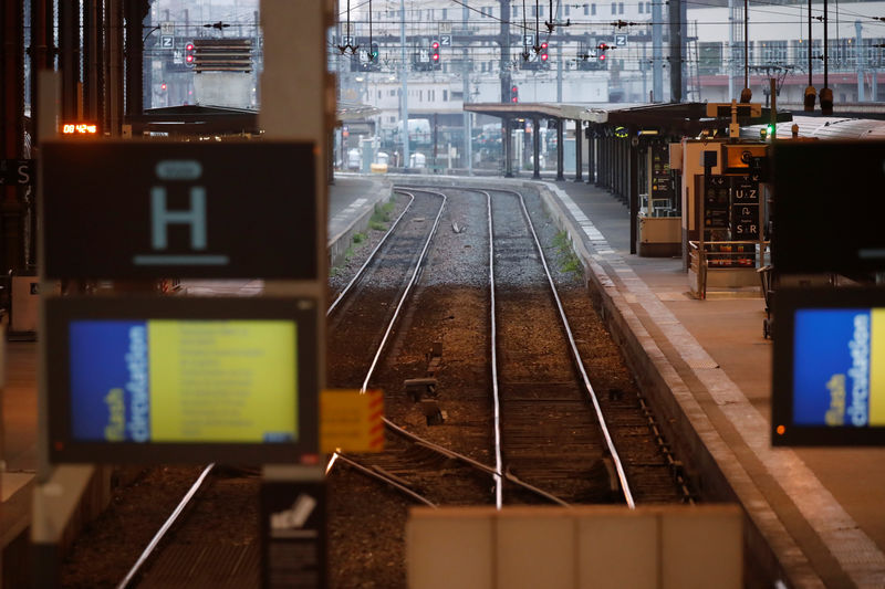 Greve contra reforma previdenciária de Macron cria caos nos transportes na França pelo 2º dia