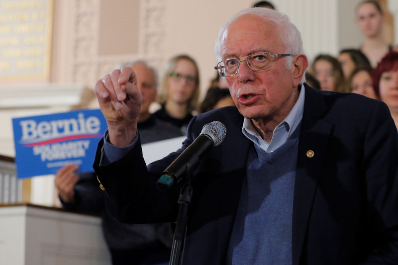 © Reuters. Democratic 2020 U.S. presidential candidate Sanders speaks at a campaign town hall meeting in Portsmouth