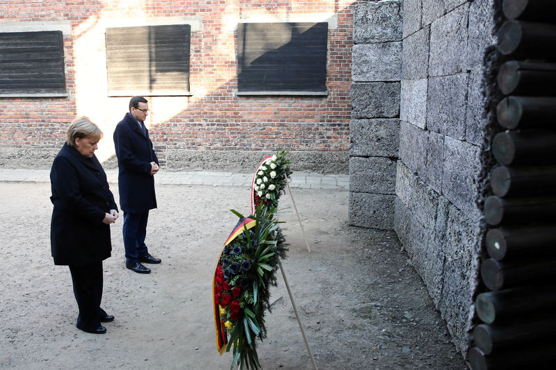 Merkel faz primeira visita como chanceler ao campo de extermínio de Auschwitz