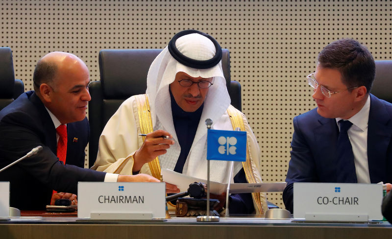 © Reuters. Il ministro del Petrolio venezuelano, Manuel Quevedo, il principe saudita Abdulaziz bin Salman Al-Saud e il ministro russo dell'energia Novak durante il vertice di Vienna