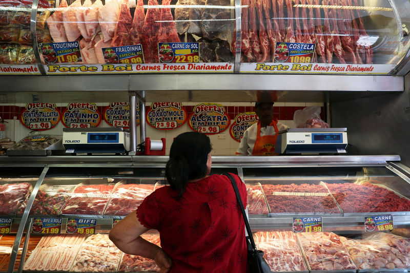 © Reuters. Mulher compra carne em açougue em Santo André