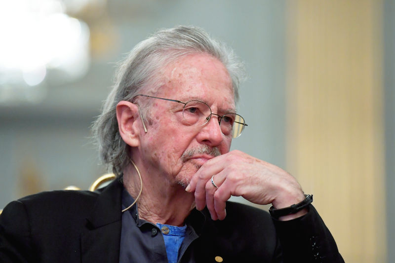 © Reuters. Nobel Prize in Literature laureate Peter Handke attends a news conference at the Swedish Academy in Stockholm