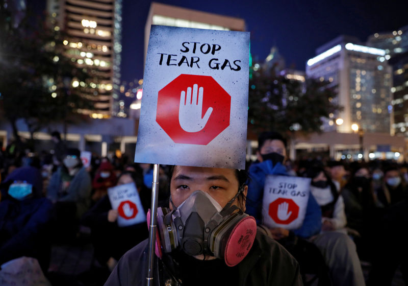 Chefe de polícia de Hong Kong pede por protesto pacífico no fim de semana