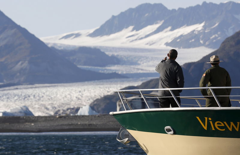 © Reuters. FOTO DE ARCHIVO: El presidente de Estados Unidos, Barack Obama, observa el Glaciar Bear en una excursión en barco por el Parque Nacional Kenai Fjords FILE en Seward, Alaska, el 1 de septiembre de 2015