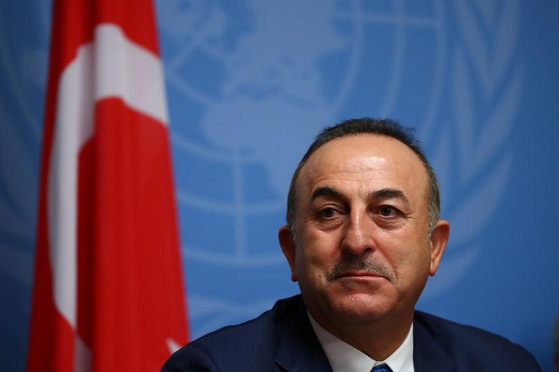 © Reuters. FILE PHOTO: Turkey's FM Mevlut Cavusoglu attends a news conference in Geneva