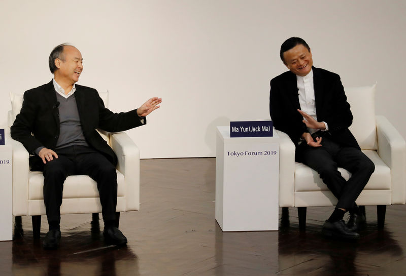 © Reuters. CEO do Softbank, Masayoshi Son (à esquerda), e co-fundador do Alibaba Group, Jack Ma, durante conversa em fórum em Tóquio, Japão