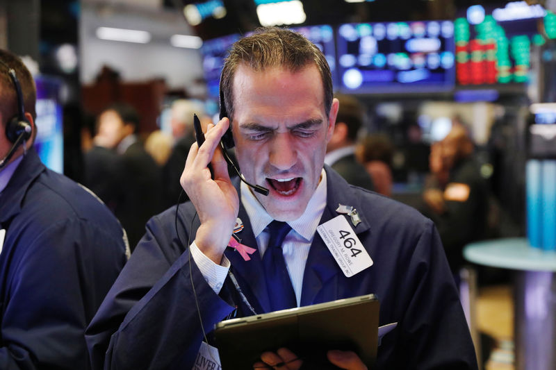 © Reuters. Un trader a lavoro nella New York Stock Exchange subito dopo l'avvio della sessione borsistica del 5 dicembre