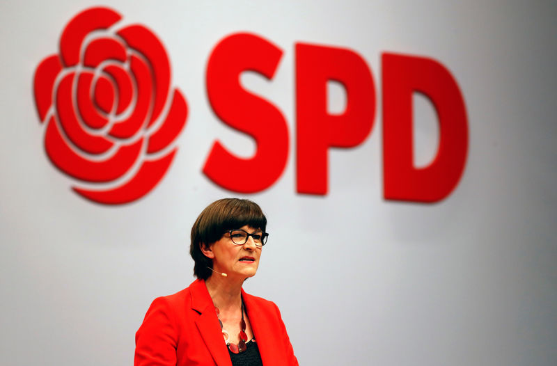 © Reuters. La nuova co-leader dei socialdemocratici tedeschi (SPD) Saskia Esken durante un congresso a Berlino