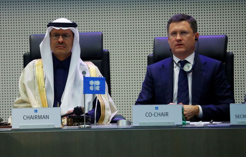 © Reuters. El ministro de Energía de Arabia Saudita, el Príncipe Abdulaziz bin Salman Al-Saud y el Ministro de Energía de Rusia, Alexander Novak, al comienzo de una reunión en Viena.