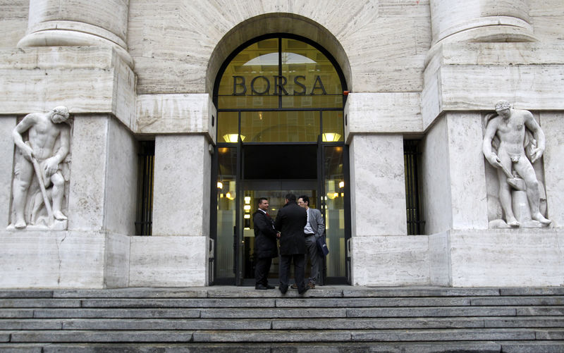 © Reuters. L'ingresso della Borsa di Milano