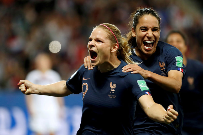 Selection worries spur on Le Sommer as she closes in on greatness
