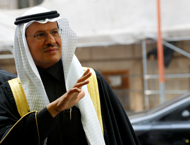 © Reuters. Foto del viernes del ministro de Energía de Arabia Saudita, príncipe Abdulaziz bin Salman Al-Saud, llegando a la reunión de la OPEP en Viena