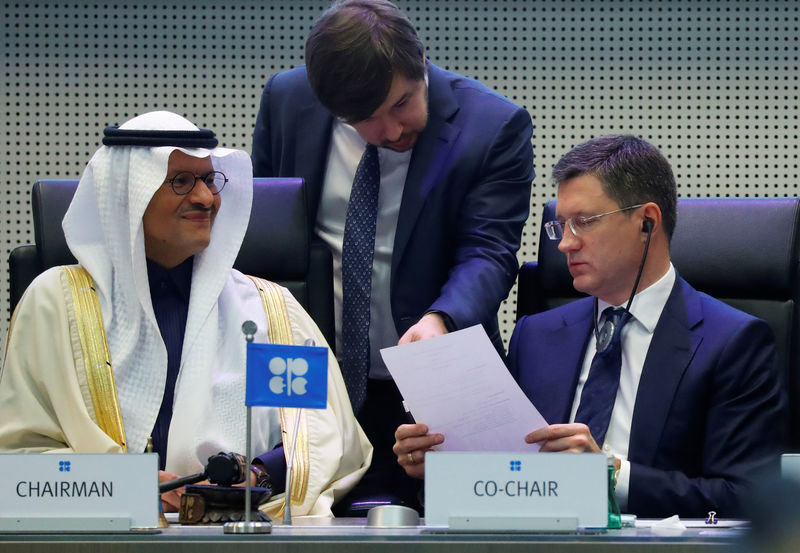 © Reuters. Ministros de Energia da Arábia Saudita (à esquerda) e Rússia durante reunião da Opep+ em Viena, Áustria