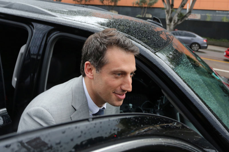 © Reuters. Defendant Attorney Alex Spiro gets into a car after a U.S. District Court jury found Tesla Inc chief executive Elon Musk not liable for defamation damages, in Los Angeles