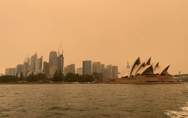 Giant fire near Sydney may take weeks to be put out
