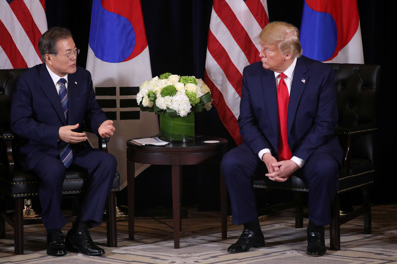 © Reuters. U.S. President Trump meets with South Korea's President Moon in New York City, New York