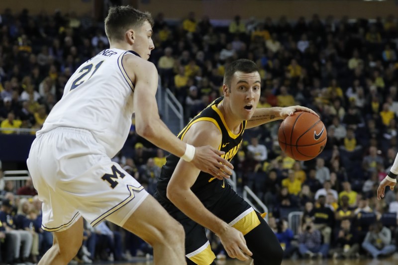 Top 25 basketball roundup: No. 4 Michigan overcomes 44 from Iowa's Garza
