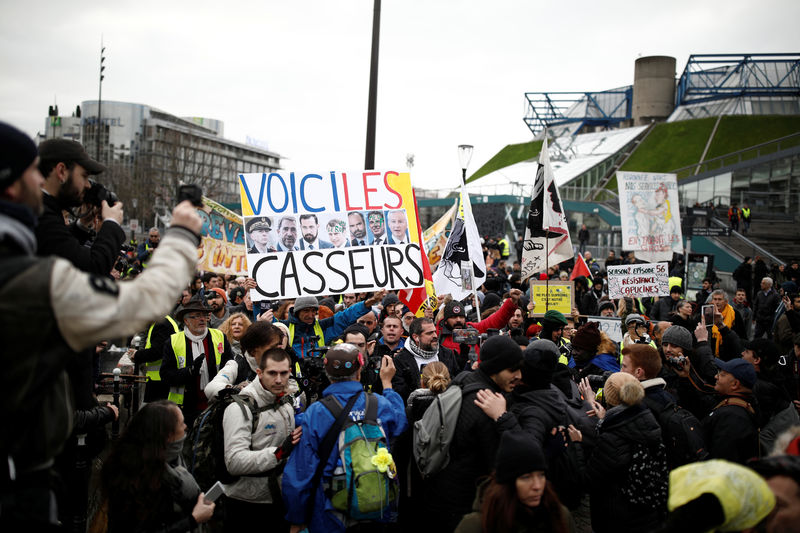 استمرار توافد حشود المحتجين في فرنسا إلى الشوارع وتعطل قطارات