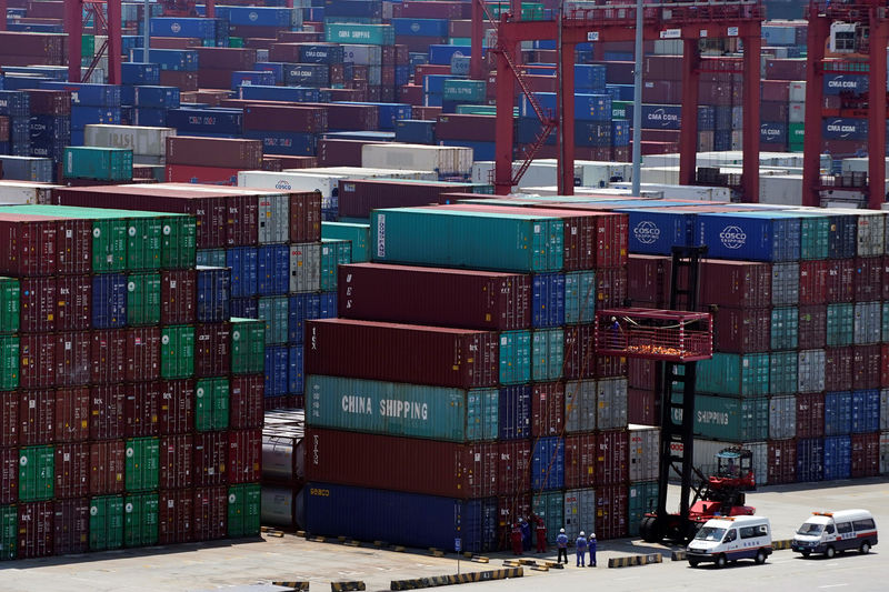 © Reuters. Containers are seen at the Yangshan Deep Water Port in Shanghai