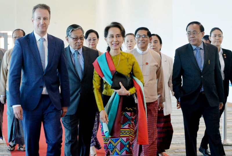 © Reuters. Myanmar's State Counsellor Aung San Suu Kyi departs from Naypyidaw International Airport ahead of her appearance at the International Court of Justice to defend the country against charges of genocide of its Rohingya Muslim minority