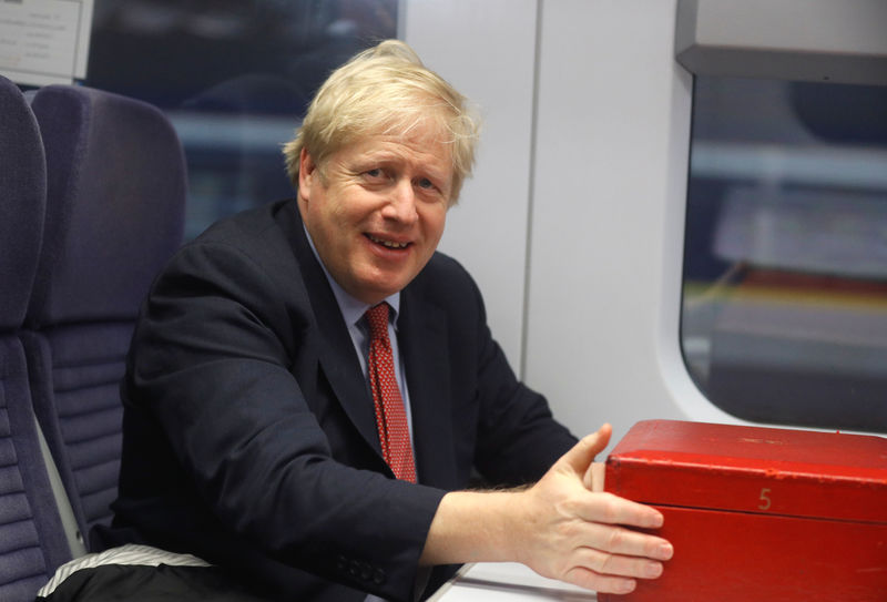 © Reuters. جونسون يتعهد بالحد من الهجرة إذا فاز في الانتخابات البريطانية