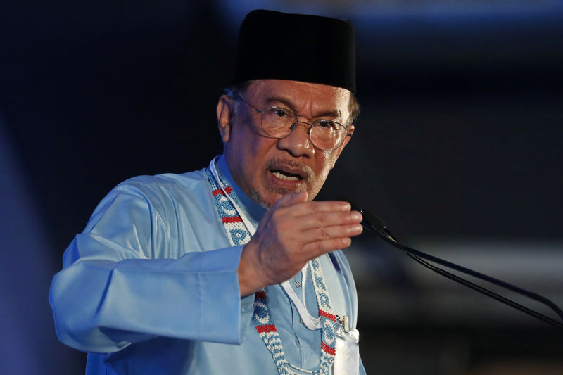 الحزب الحاكم في ماليزيا يجدد سعيه لتولي أنور إبراهيم رئاسة الوزراء