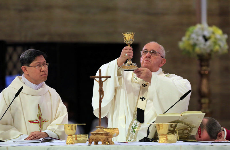 © Reuters. FILE PHOTO: Pope Francis holds a mass at the Cathedral church in Manila