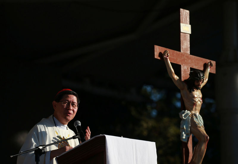 © Reuters. El arzobispo de Manila, Cardenal Luis Antonio Tagle, celebra la misa en Quezon City, Filipinas, el 16 de febrero de 201