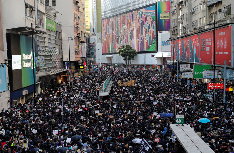 © Reuters. هونج كونج تشهد أكبر احتجاجات منذ فوز الديمقراطيين في الانتخابات