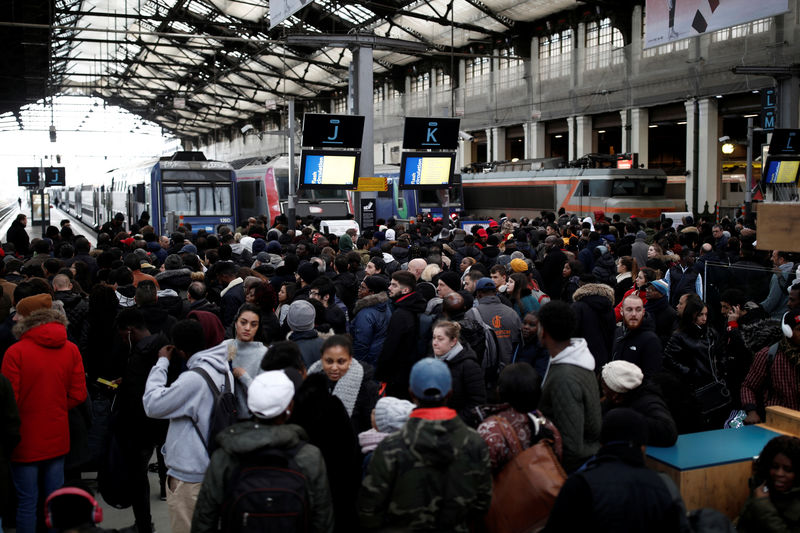 仏年金改革、閣僚は段階的導入を示唆　労組反発で