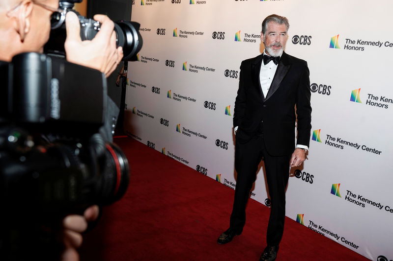 © Reuters. Actor Pierce Brosnan arrives for the 42nd Annual Kennedy Awards Honors in Washington
