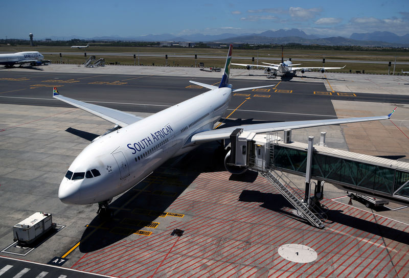 © Reuters. FOTO DE ARCHIVO: Un avión de South African Airways (SAA) se ve estacionado en la pista en el Aeropuerto Internacional de Ciudad del Cabo en Ciudad del Cabo