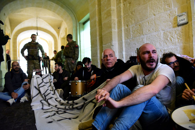 نشطاء يقتحمون المبنى الذي يضم مكتب رئيس الوزراء في مالطا