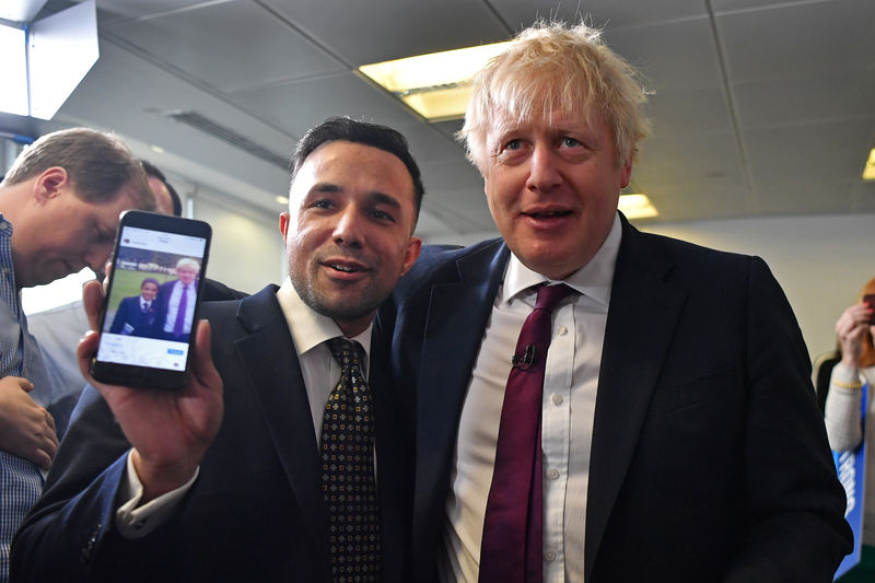 Boris Johnson dice que sería difícil tumbarse frente a las excavadoras en Heathrow