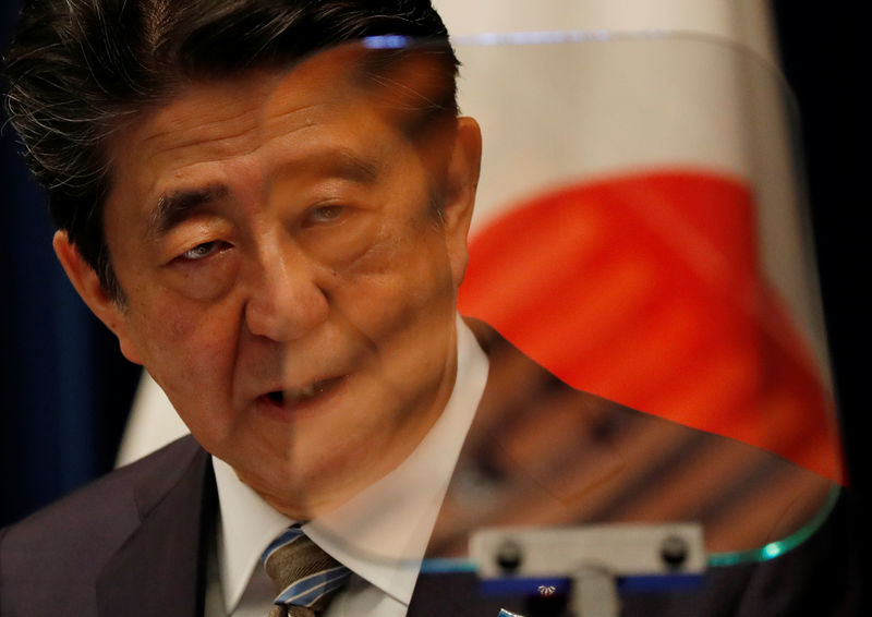 © Reuters. رئيس وزراء اليابان يجري مباحثات بشأن زيارة الرئيس الإيراني لبلاد