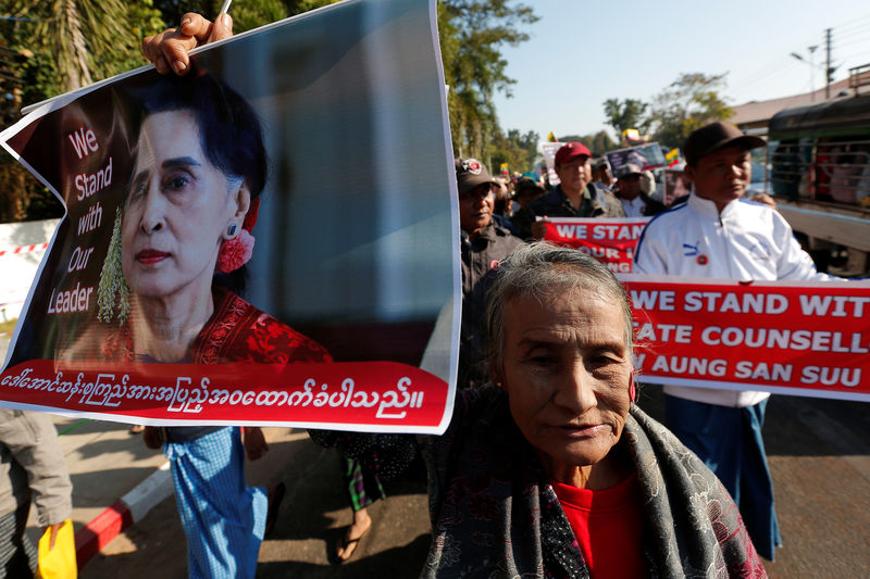 © Reuters. People gather to rally in support of Myanmar State Counsellor Aung San Suu Kyi in Bago