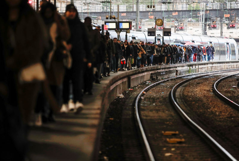 © Reuters. Commuters walk on a platform at Gare Saint-Lazare train station in Paris