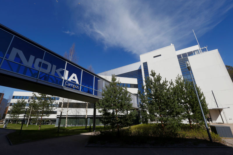 Nokia halts legal action against Daimler with mediation offer