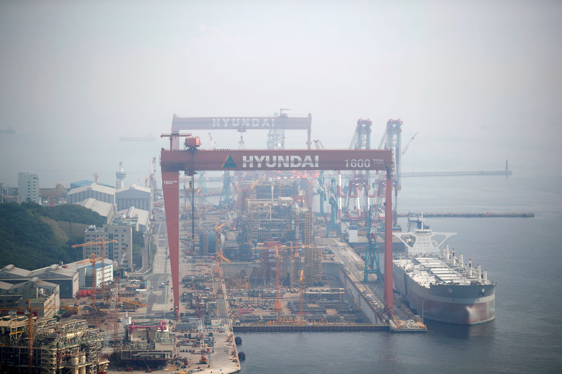 © Reuters. FILE PHOTO:  Giant cranes of Hyundai Heavy Industries are seen in Ulsan