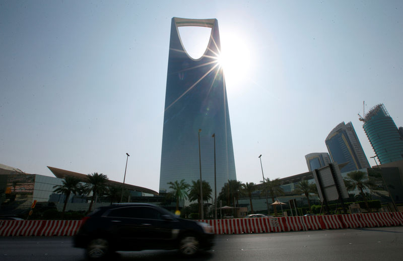 © Reuters. FILE PHOTO:  A car drives past the Kingdom Centre Tower in Riyadh