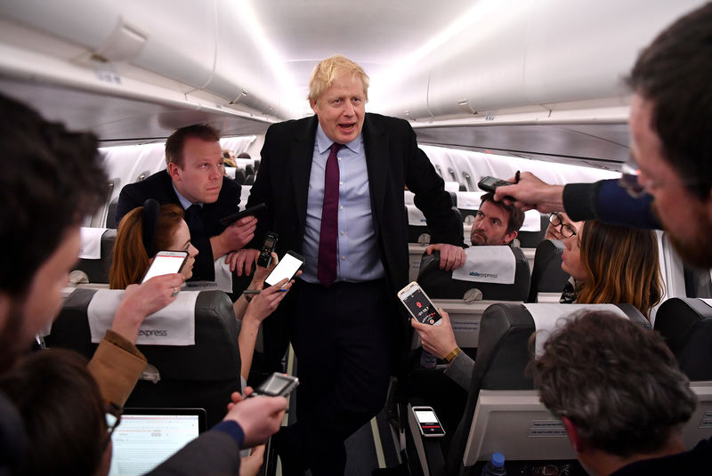 © Reuters. Britain's Prime Minister and Conservative leader Boris Johnson talks with journalists as he travels aboard a plane bound for Birmingham