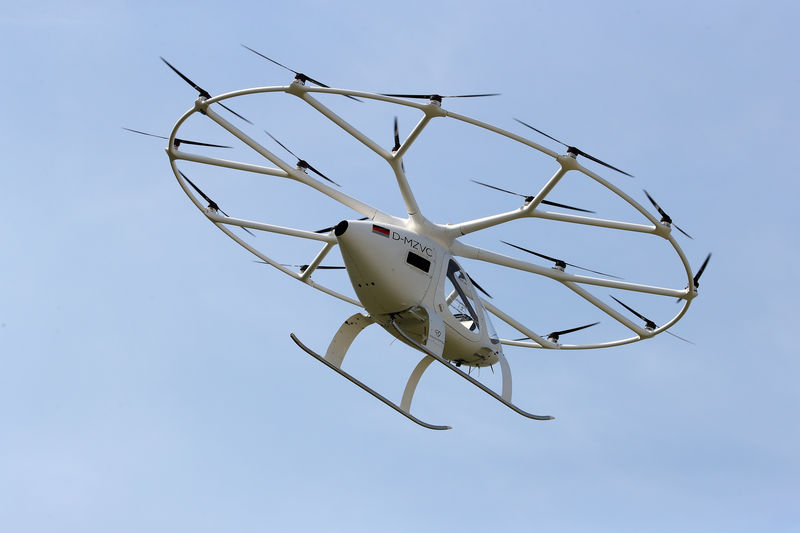 © Reuters. Protótipo de táxi elétrico aéreo fabricado pela startup alemã Volocopter durante exibição em Stuttgart, Alemanha