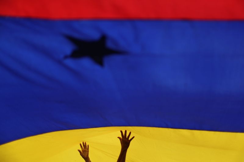 Militares venezolanos abandonan la embajada de Panamá en Caracas