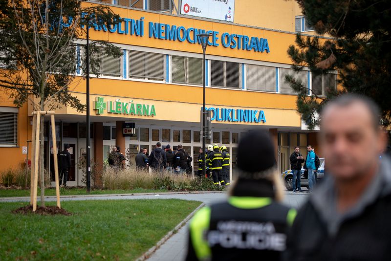 © Reuters. FUSILLADE DANS UN HÔPITAL TCHÈQUE, AU MOINS SIX MORTS