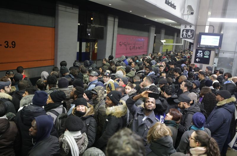 © Reuters. Second nationwide strike in France against pensions reform plans