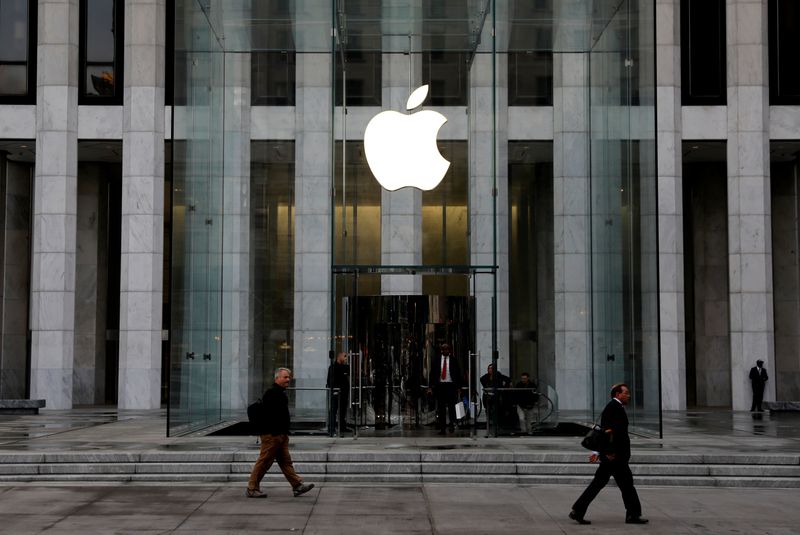 © Reuters. FILE PHOTO: The Apple Inc. logo is seen hanging at the entrance to the Apple store on 5th Avenue in New York