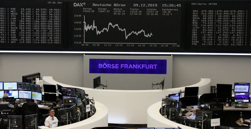 © Reuters. El gráfico DAX del índice bursátil alemán se muestra en la bolsa de Fráncfort, Alemania, el 9 de diciembre de 2019