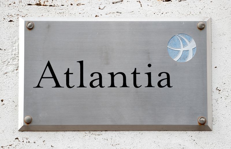 © Reuters. Il logo di Atlantia Groupvisto fuori dal quartier generale di Roma